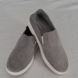 OluKai Pehuea Luxe. Womans Size W8. Luxe Ash.